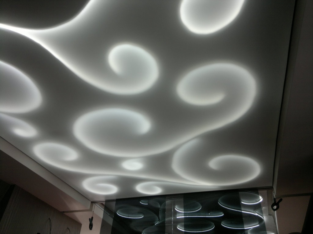 Светодиодная подсветка натяжного потолка от KIGER GROUP. Ремонт и отделка квартир под ключ.
